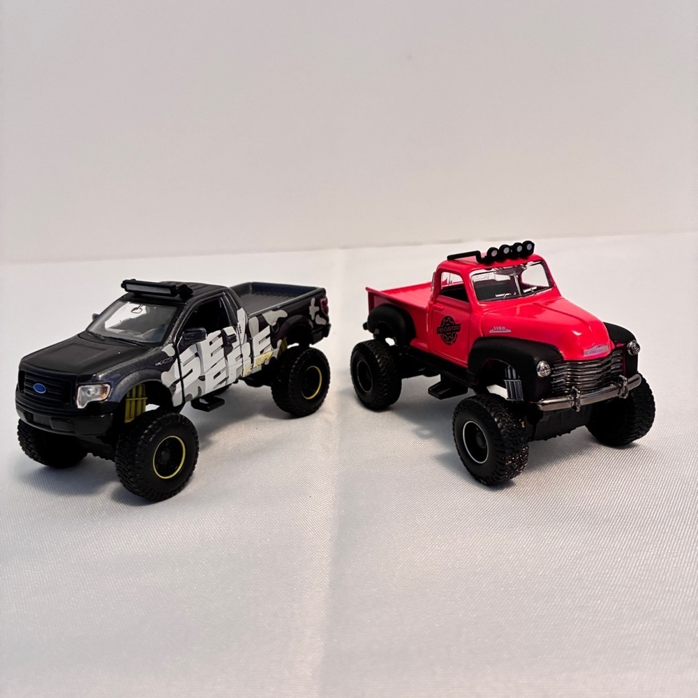 Maisto 1953 Chevrolet 3100 & Ford F-150 XL Diecast Pickup Trucks Set of 2
